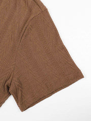 Ensemble polo rétro et short marron — détail bord de manche et maille texturée