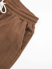 Ensemble polo rétro et short marron — détail poche latérale et maille