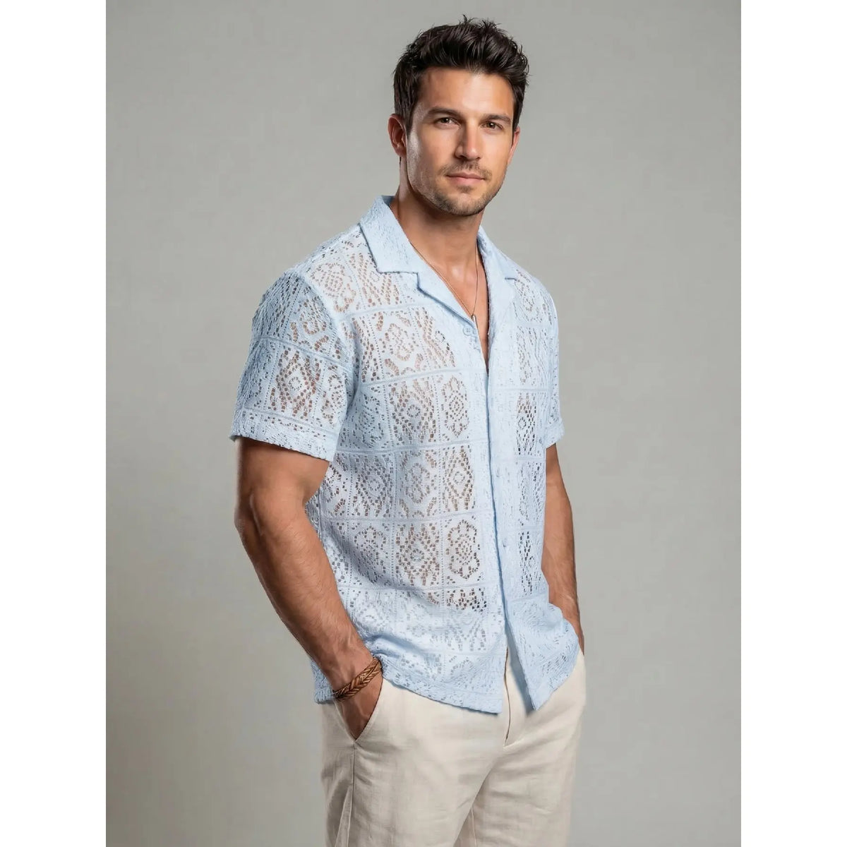 Chemise ajustée à nouer devant — bleu ciel en maille ajourée, portée de face