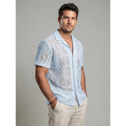 Chemise ajustée à nouer devant — bleu ciel en maille ajourée, portée de face