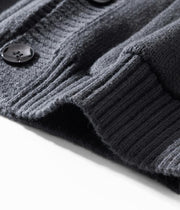 Détail des boutons et des finitions côtelées du cardigan gris anthracite.