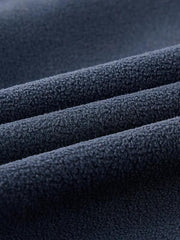 Gros plan sur la surface textile bleu marine de la veste.
