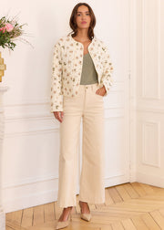 Veste matelassée beige à fleurs, vue portée en pied