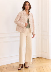 Veste blanche fleurie rose — vue portée en pied