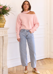 Pull rose Luana — vue portée en pied avec jean clair
