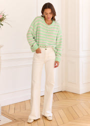 Gilet vert rayé rose — vue portée en pied