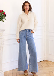 Pull écru Morgane — vue portée avec jean large, plan large