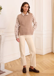 Pull viscose taupe esprit romantique — vue portée de trois-quarts en pied