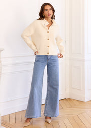 Gilet beige col montant volanté — vue portée en pied