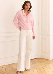 Gilet rose Vania — vue portée de face, plan large
