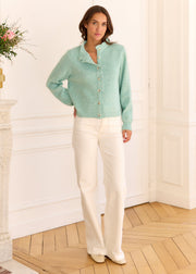 Gilet vert Vania — vue portée de face, plan large