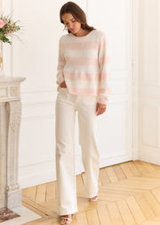 Pull rayé rose blanc — vue portée de face, intérieur