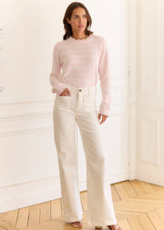 Pull rose rayé blanc — vue portée en pied