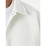 Ensemble chemise et pantalon blanc — gros plan de la texture du tissu