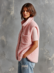Gilet rose duveteux col montant — vue portée de profil