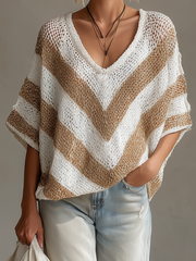 Pull rayé blanc beige — gros plan du col en V et des rayures en chevron