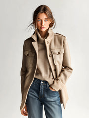 Manteau court kaki à épaulettes — vue portée de trois-quarts
