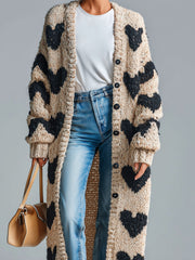 Gilet beige noir à cœurs — vue portée de face, plan mi-long sur le haut du gilet et le sac