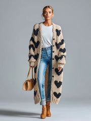 Gilet beige noir à cœurs — vue portée de face, jean clair et t-shirt blanc