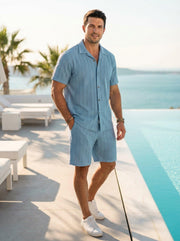Ensemble top ajouré short bleu clair — vue portée en marche, au bord d'une piscine