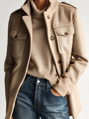 Manteau court kaki à épaulettes — vue rapprochée de face, poitrine boutonnée et poches de poitrine