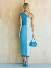 Robe midi bleue à blocs — vue portée en pied, de dos