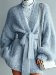 Gilet bleu clair à ceinture — gros plan de la maille mohair et de la ceinture nouée