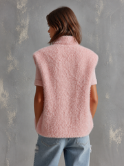 Gilet rose duveteux col montant — vue portée de dos