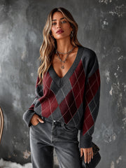 Pull losanges gris et rouge — vue portée de face, mains près de la taille