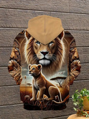 Dos du sweat à capuche illustré d’un lion et d’un lionceau, suspendu devant une paroi en bois.