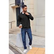 Sweat uni à poche kangourou noir — vue portée en pied, avec un sac de courses blanc