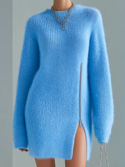 Robe-pull bleue à détail zippé — gros plan du buste et de la fermeture éclair argentée sur le côté