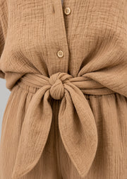 Ensemble ample en mousseline brun clair — détail du nœud et boutons