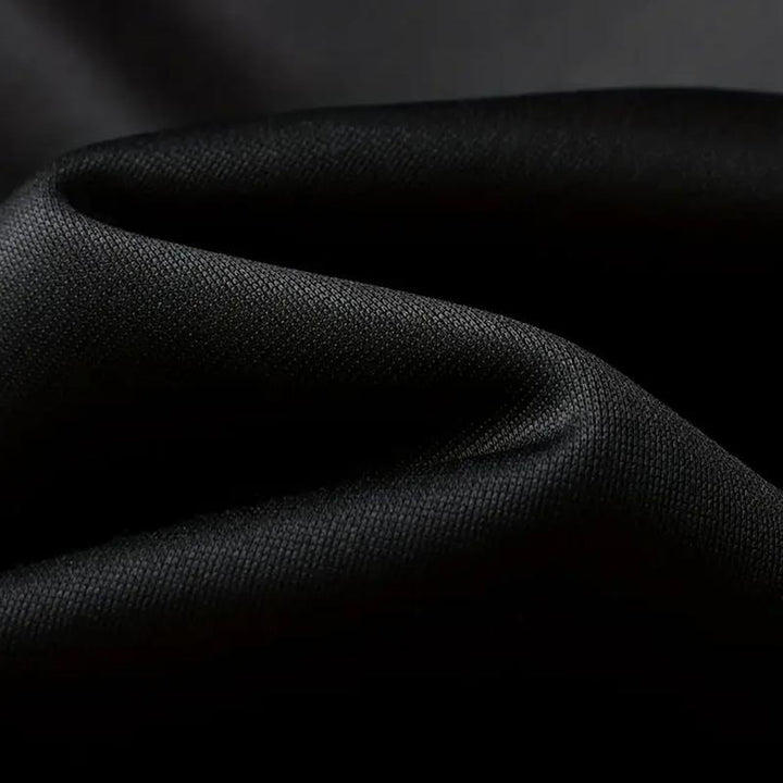 Gros plan sur la surface du tissu noir.