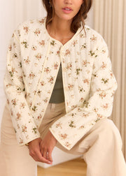 Veste matelassée beige à fleurs, vue portée assise rapprochée
