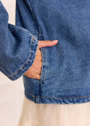 Veste denim col Claudine — gros plan de la poche latérale