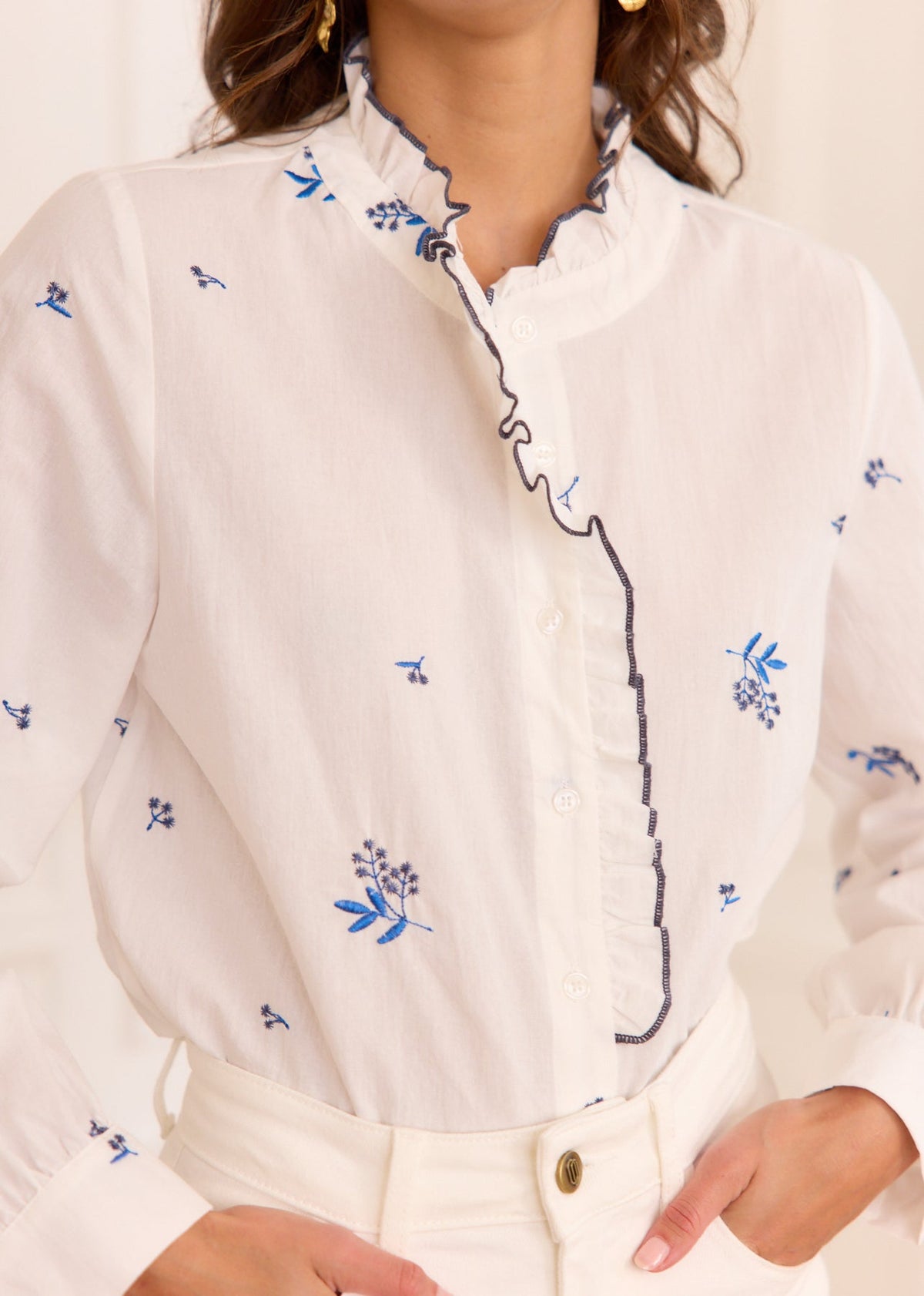 Chemise blanche fleurie bleue brodée