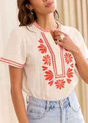 Blouse écrue motifs rouge brodée