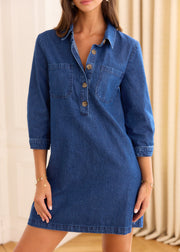 Vue de face de la robe Nesta portée, avec col chemise, patte boutonnée et poches poitrine.
