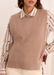 Pull viscose taupe esprit romantique — vue portée de face, mi-corps
