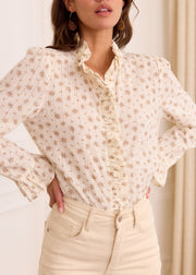 Chemise écrue fleurie marron, vue portée, main sur la hanche