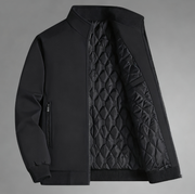 Veste noire ouverte sur un intérieur noir à losanges, sur fond gris.