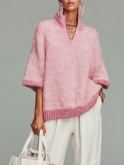 Pull zippé à manches courtes rose — vue portée de face, sac à main blanc à la main