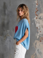 Pull bleu clair cœur rouge — vue portée de profil