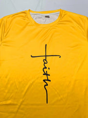 Ensemble d'été jaune — gros plan motif graphique du t-shirt