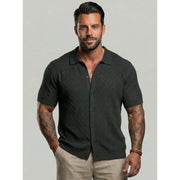 Cardigan boutonné sur le devant noir — vue portée de face, studio