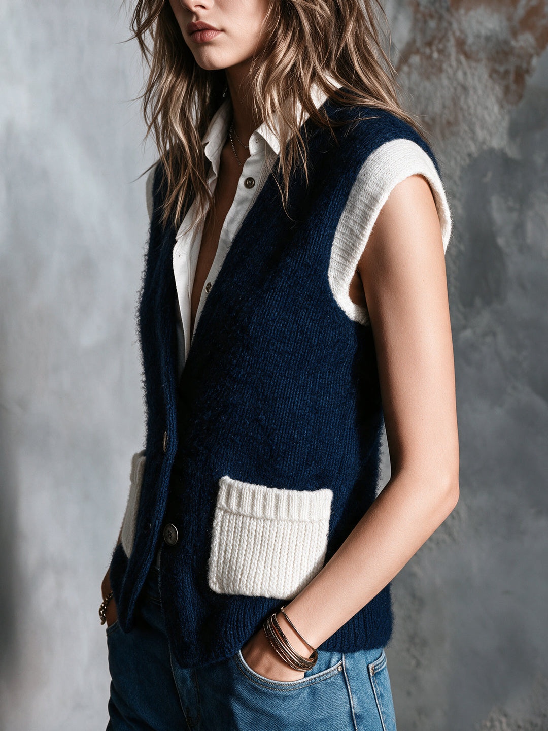 Gilet bleu marine et blanc à col V — vue de profil