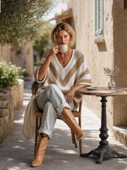 Pull rayé blanc beige — vue portée assise en terrasse, tasse à la main