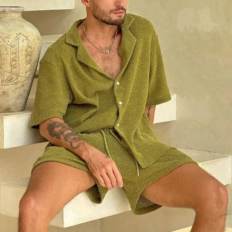 Ensemble polo et short — vue portée, assis sur un muret blanc