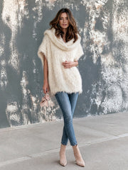Pull écru col drapé — vue portée en pied, talons beiges